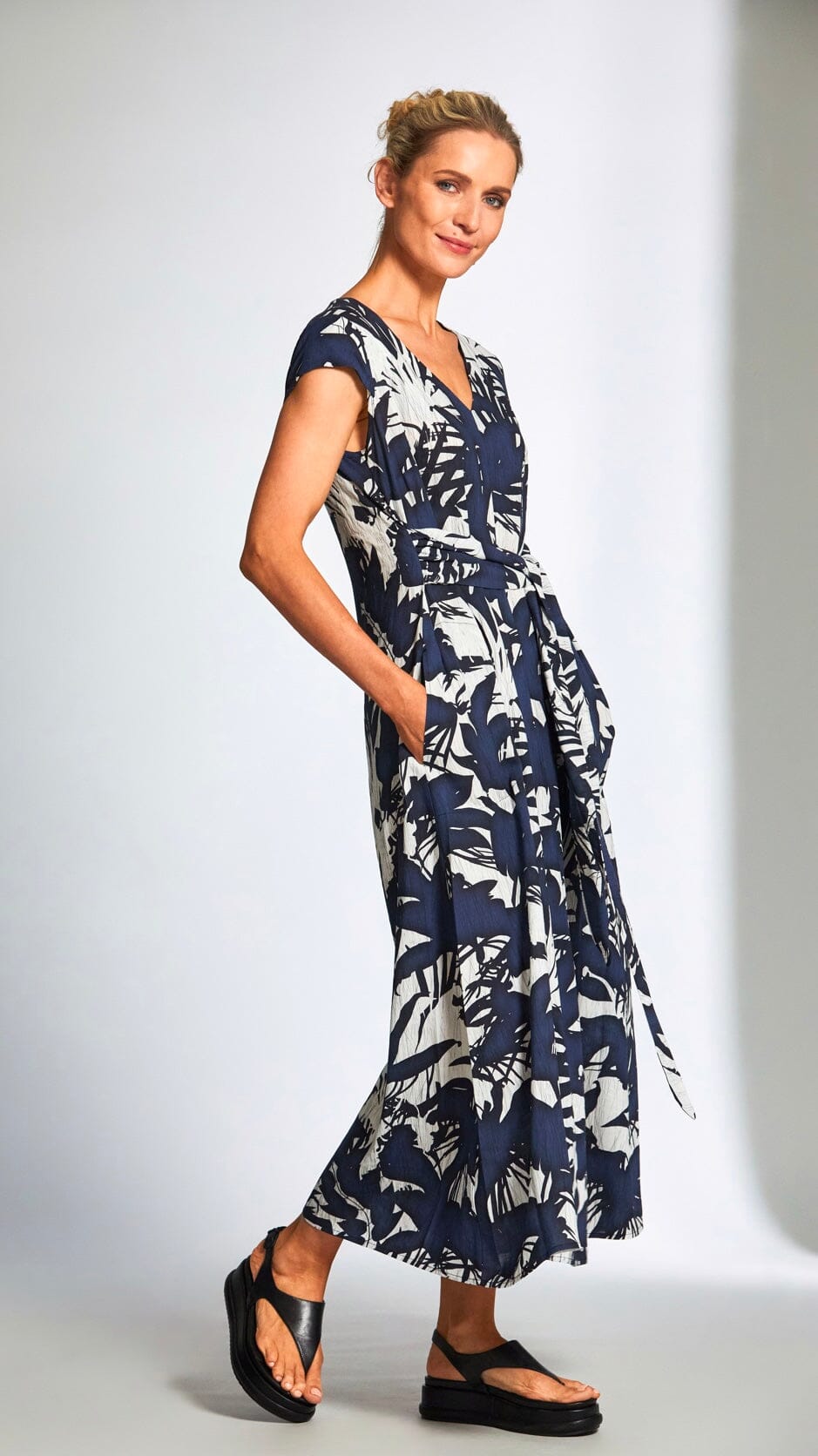 Peruzzi Navy & White Tropical Dress Dresses Elmay Boutique 